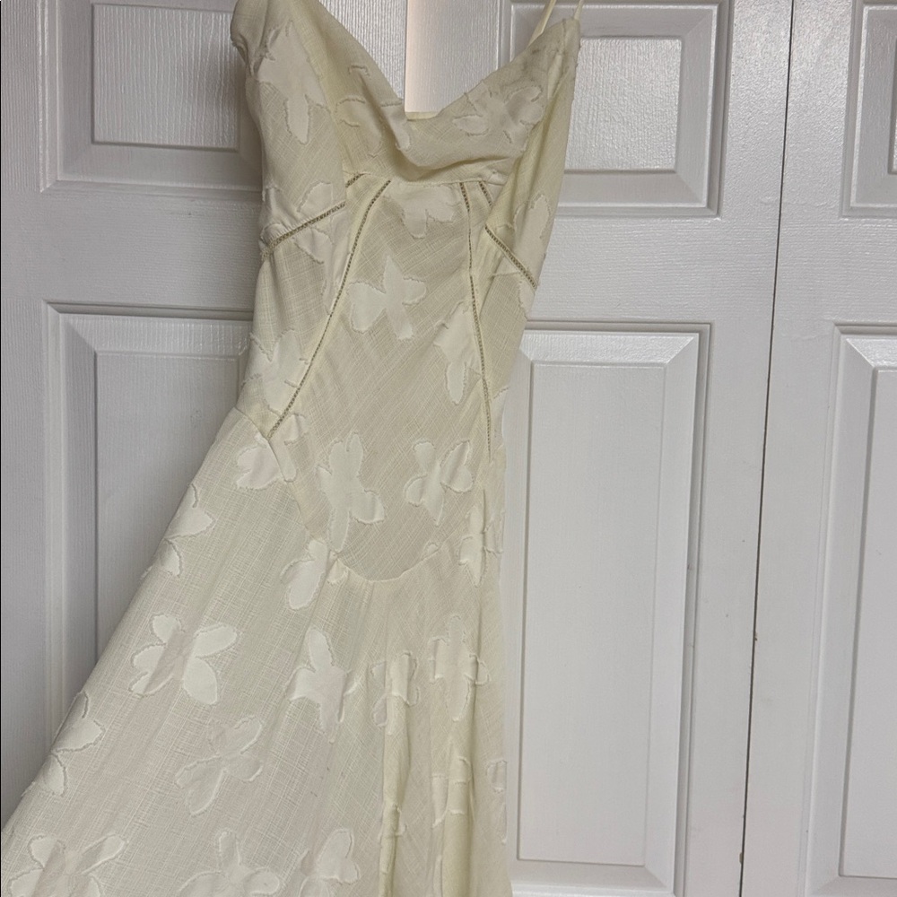 House of CB Seren Vintage Cream Floral Lace Back Maxi Dress - Picture 8 of 9